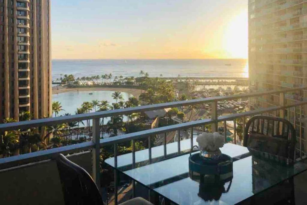 Студио (Номер-студия Делюкс с кроватью размера «queen-size»), MERMAID'S COVE WITH BREATHTAKING OCEAN VIEWS AT ILIKAI HOTEL