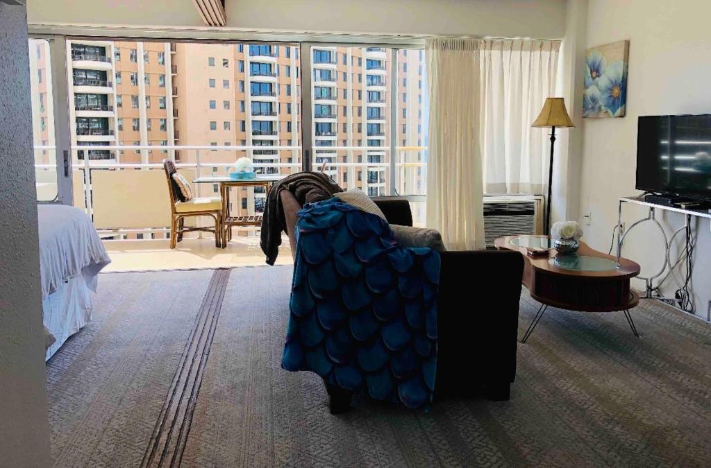 Студио (Номер-студия Делюкс с кроватью размера «queen-size»), MERMAID'S COVE WITH BREATHTAKING OCEAN VIEWS AT ILIKAI HOTEL