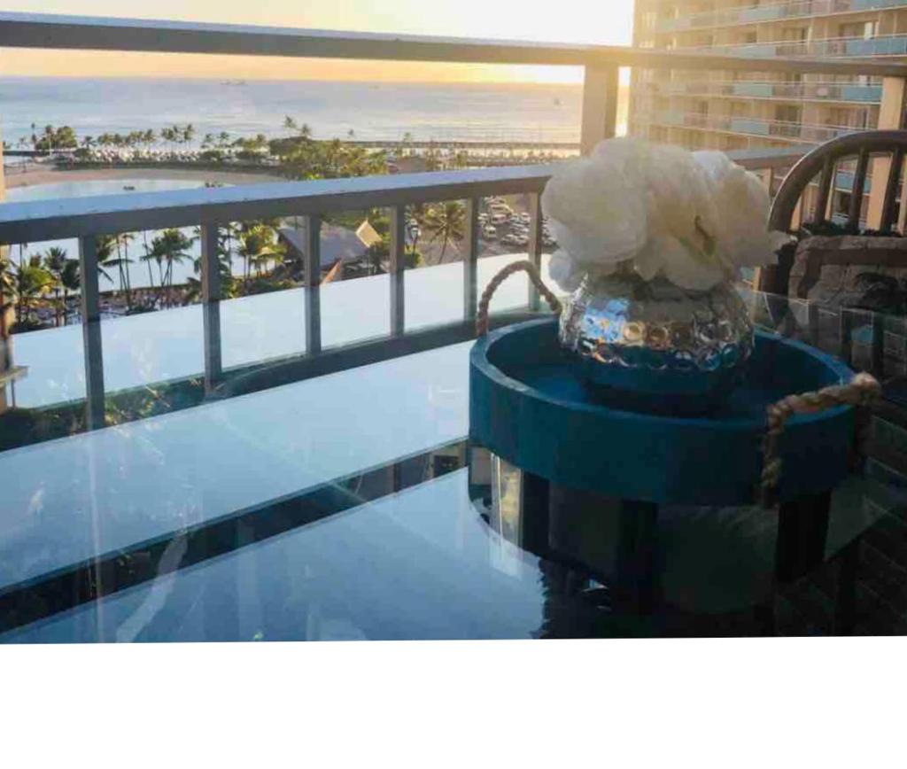 Студио (Номер-студия Делюкс с кроватью размера «queen-size»), MERMAID'S COVE WITH BREATHTAKING OCEAN VIEWS AT ILIKAI HOTEL