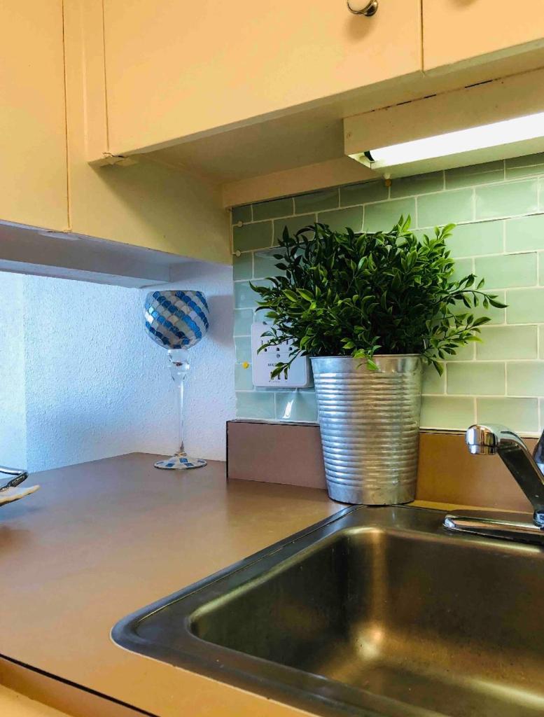 Студио (Номер-студия Делюкс с кроватью размера «queen-size»), MERMAID'S COVE WITH BREATHTAKING OCEAN VIEWS AT ILIKAI HOTEL