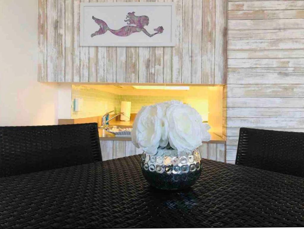 Студио (Номер-студия Делюкс с кроватью размера «queen-size»), MERMAID'S COVE WITH BREATHTAKING OCEAN VIEWS AT ILIKAI HOTEL