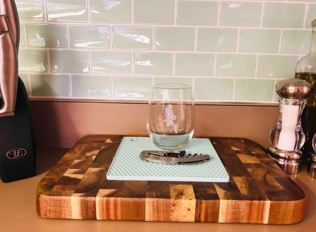 Студио (Номер-студия Делюкс с кроватью размера «queen-size»), MERMAID'S COVE WITH BREATHTAKING OCEAN VIEWS AT ILIKAI HOTEL