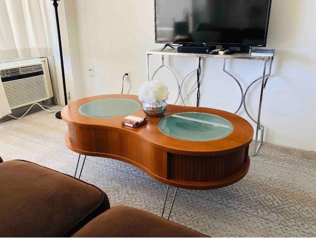 Студио (Номер-студия Делюкс с кроватью размера «queen-size»), MERMAID'S COVE WITH BREATHTAKING OCEAN VIEWS AT ILIKAI HOTEL