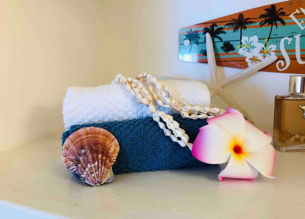 Студио (Номер-студия Делюкс с кроватью размера «queen-size»), MERMAID'S COVE WITH BREATHTAKING OCEAN VIEWS AT ILIKAI HOTEL