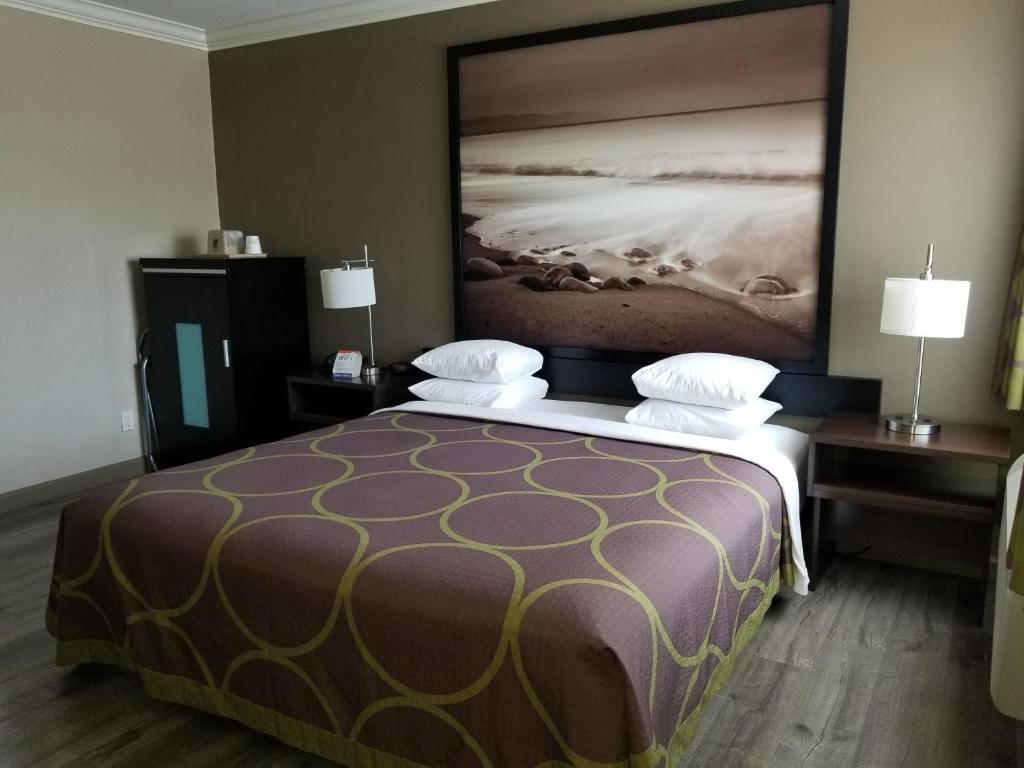 Двухместный (Номер с кроватью размера «king-size» - Подходит для гостей с ограниченными физическими возможностями - Для некурящих), Super 8 by Wyndham Los Angeles-Culver City Area