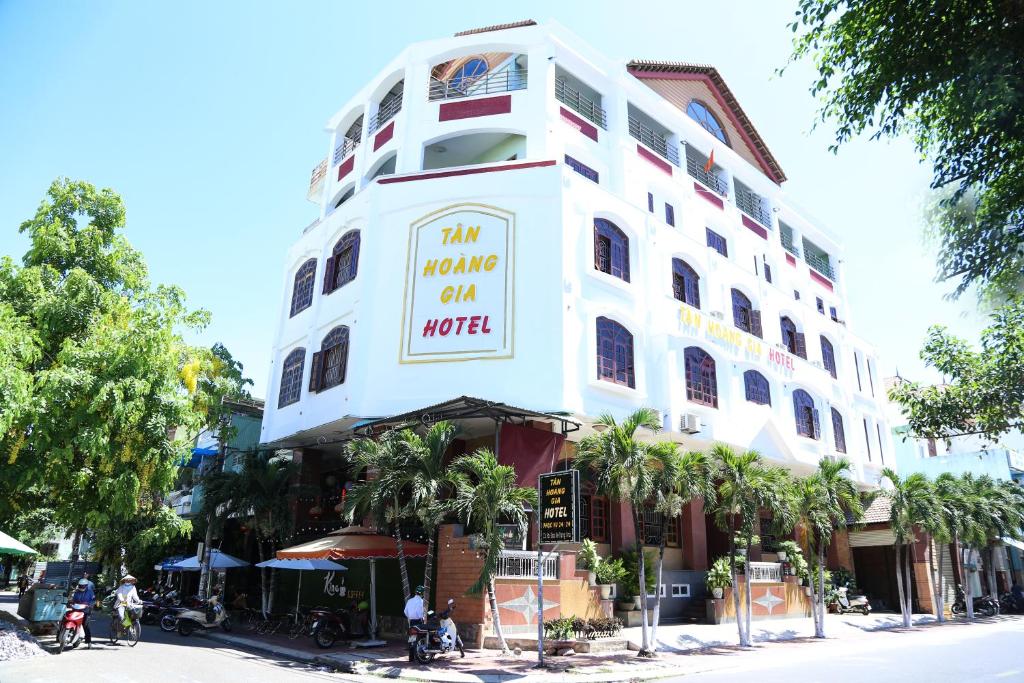 Tân Hoàng Gia Hotel, Куинён