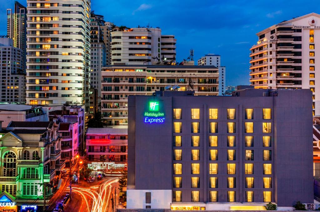 Отель Holiday Inn Express Bangkok Sukhumvit 11, Бангкок