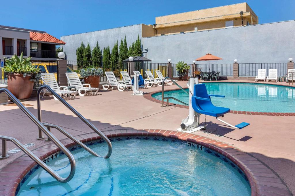 Comfort Inn Near Old Town Pasadena in Eagle Rock CA, Лос-Анджелес