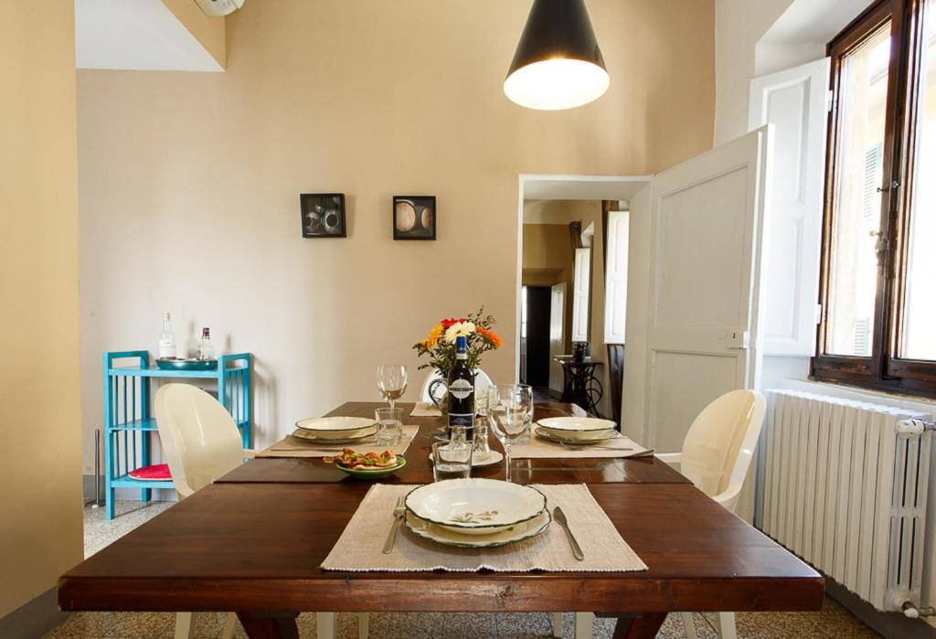 Апартаменты (Апартаменты с 4 спальнями: Via Ghibellina, 69), Apartments Florence- Duomo