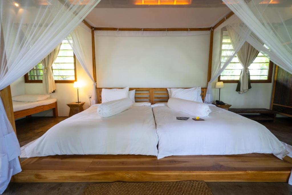 Сьюит (One-Bedroom Family Suite with Jacuzzi and  Free Benefit), De Ubud Villas & Spa