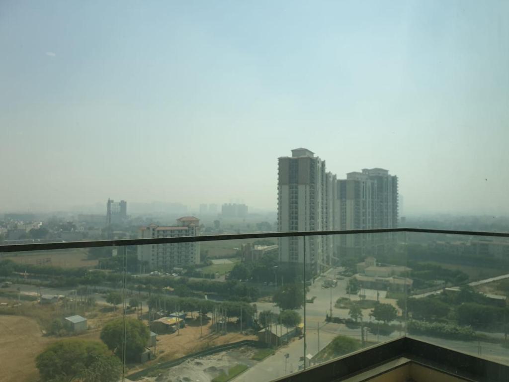 Двухместный (1 KING BED STANDARD BALCONY & 1 PINT Imported BEER or Choice of 2 Small Imported Spirits COMPLIMENTARY NON SMOKING), Holiday Inn Gurugram Sector 90, an IHG Hotel