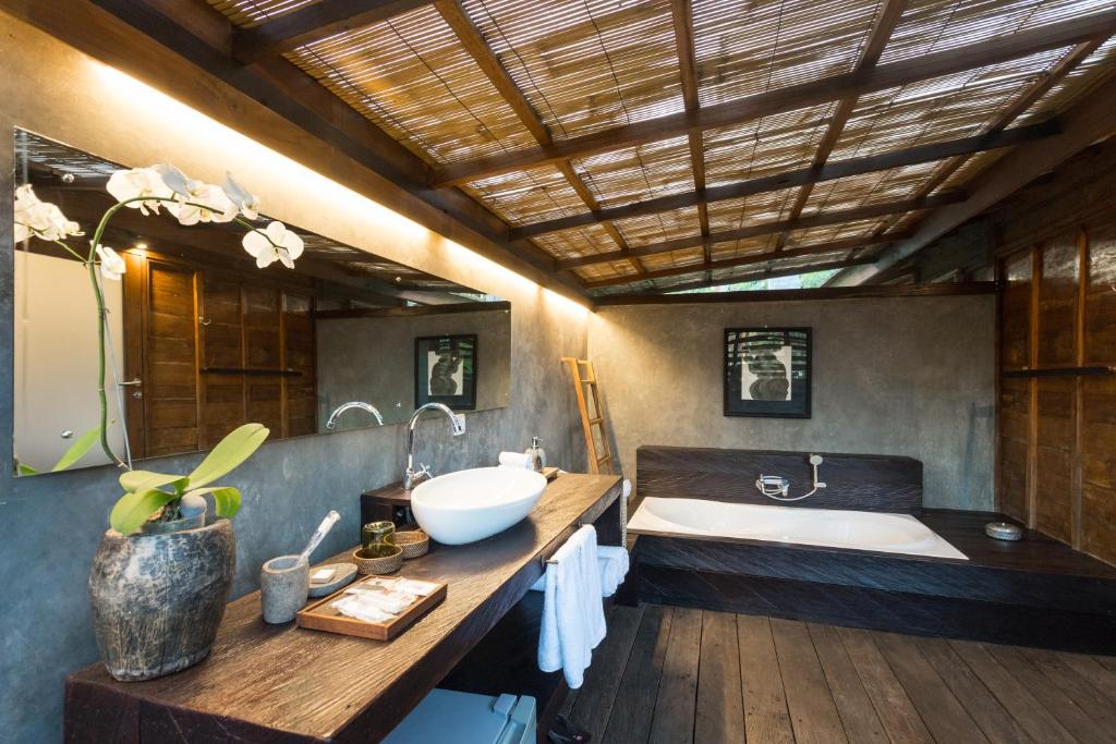 Вилла (Wooden One-Bedroom Suite with Garden View), De Ubud Villas & Spa