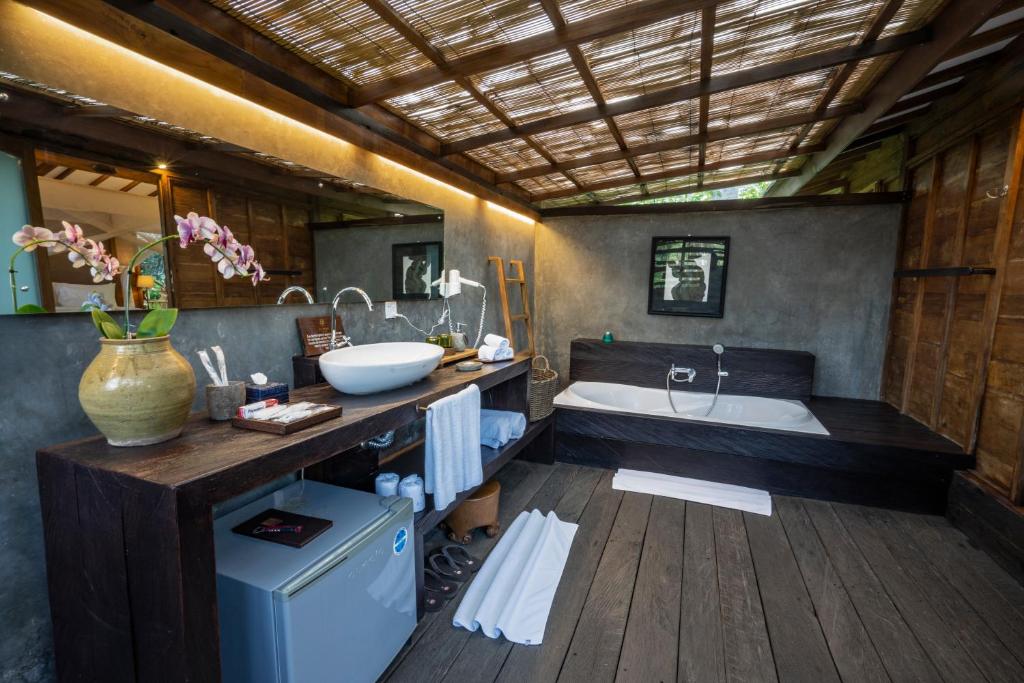 Вилла (Wooden Two-Bedroom Villa and Garden View), De Ubud Villas & Spa
