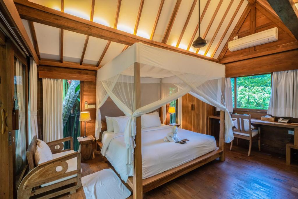 Вилла (Wooden Two-Bedroom Villa and Garden View), De Ubud Villas & Spa