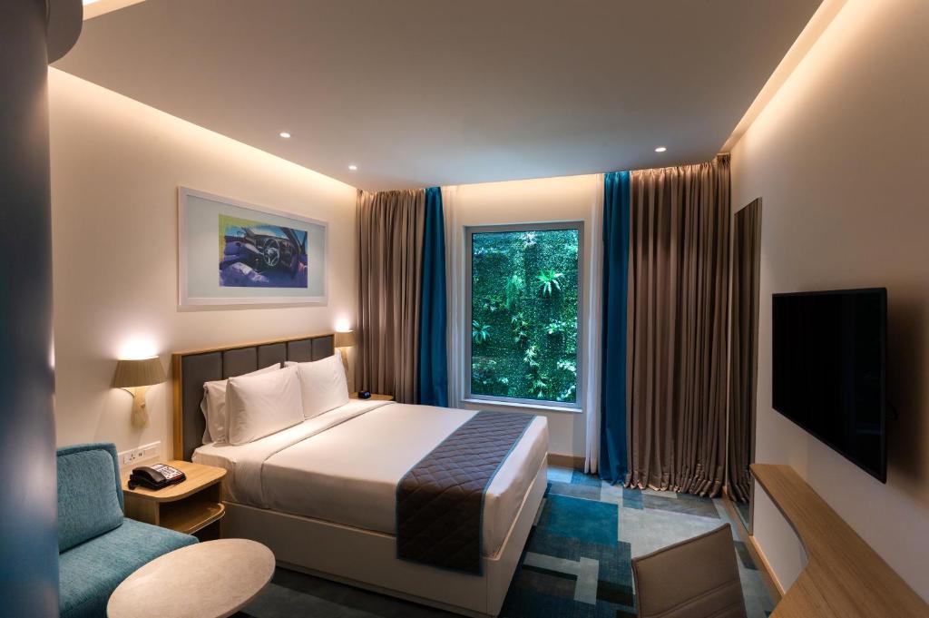 Двухместный (Standard Queen with Free Buffet Breakfast & 10% Disc on F&B and 24 Hrs Checkin), Holiday Inn Express & Suites Bengaluru Old Madras Road, an IHG Hotel