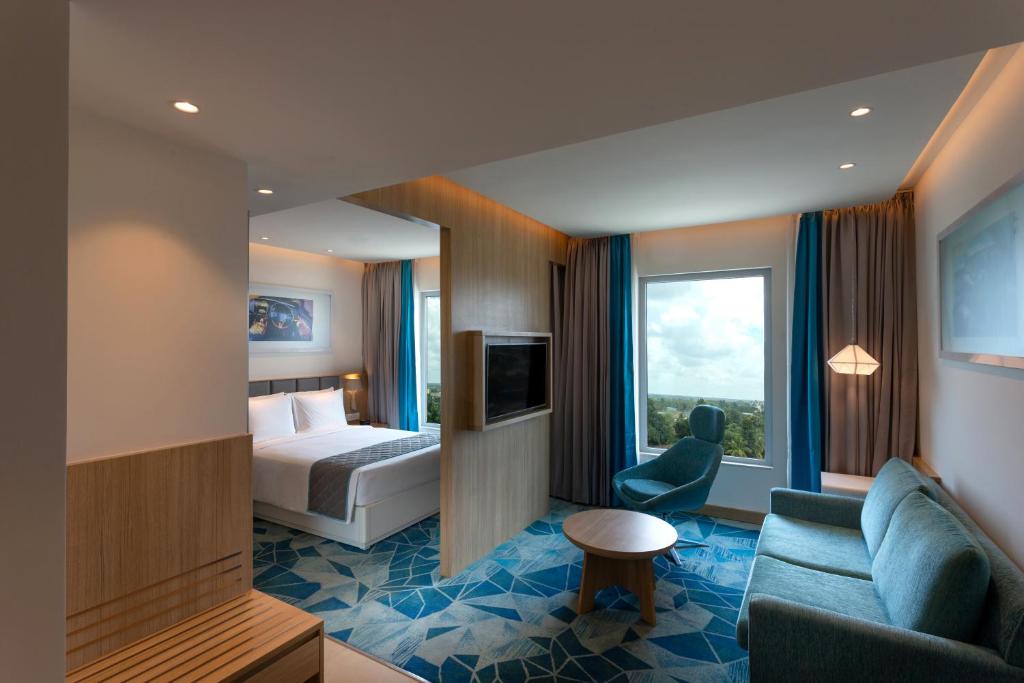 Сьюит (1 QUEEN BED JUNIOR SUITE Free Buffet Breakfast and 15% Disc on F&B), Holiday Inn Express & Suites Bengaluru Old Madras Road, an IHG Hotel