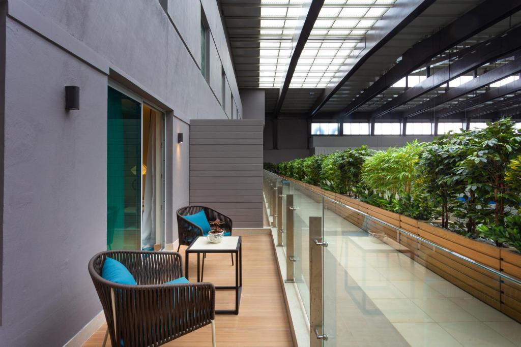 Двухместный (Standard Queen Room with Balcony with Free Buffet Breakfast & 10% Disc on F&B and 24 Hrs Checkin), Holiday Inn Express & Suites Bengaluru Old Madras Road, an IHG Hotel