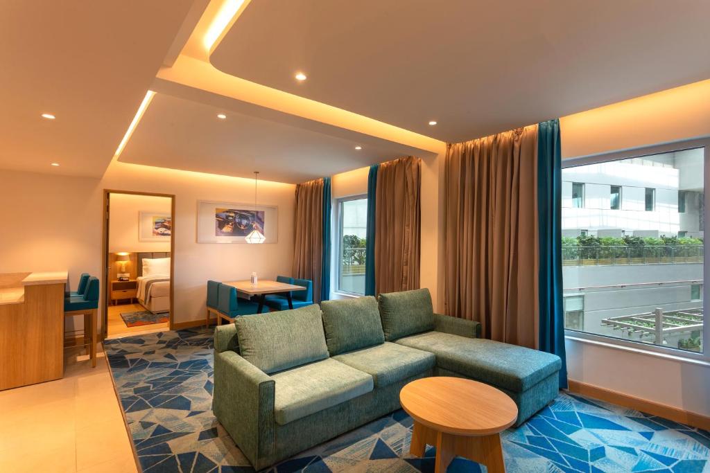 Сьюит (Queen Suite with Living Area and Kitchenette - Non-Smoking Free Buffet Breakfast and 15% Disc on F&B), Holiday Inn Express & Suites Bengaluru Old Madras Road, an IHG Hotel