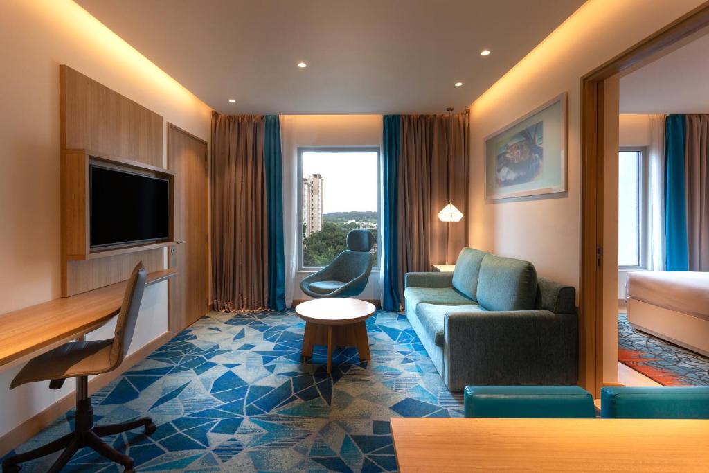 Сьюит (1 QUEEN BED SUITE KITCHENETTE Free Buffet Breakfast and 15% Disc on F&B), Holiday Inn Express & Suites Bengaluru Old Madras Road, an IHG Hotel