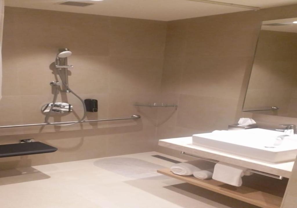 Двухместный (Queen Room - Mobility Access Roll in Shower with Free Buffet Breakfast), Holiday Inn Express & Suites Bengaluru Old Madras Road, an IHG Hotel