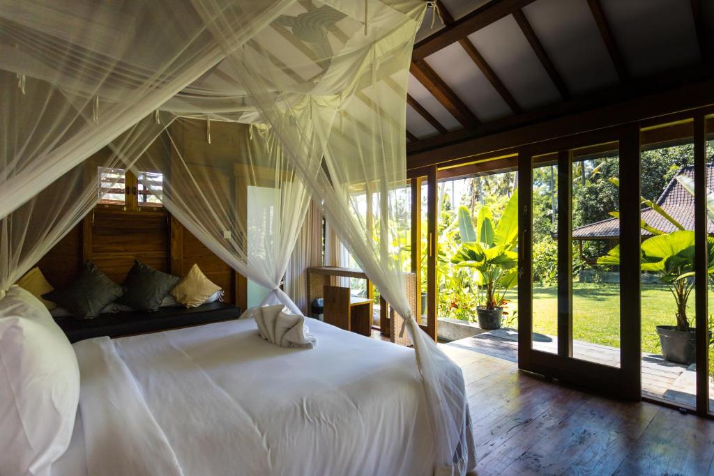 Вилла (Wooden Two-Bedroom Villa and Garden View), De Ubud Villas & Spa