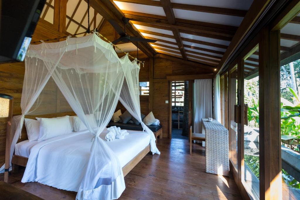 Вилла (Wooden Two-Bedroom Villa and Garden View), De Ubud Villas & Spa