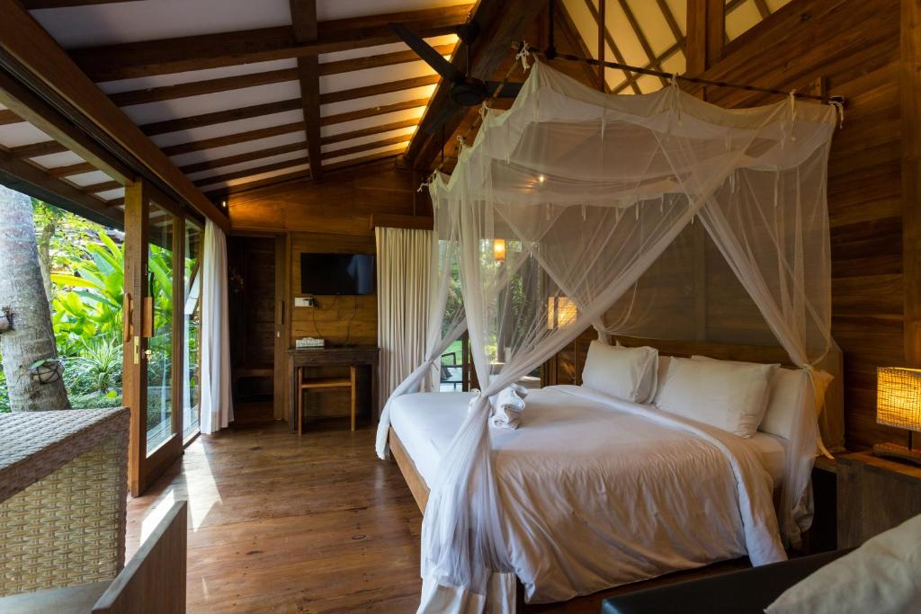 Вилла (Wooden Two-Bedroom Villa and Garden View), De Ubud Villas & Spa