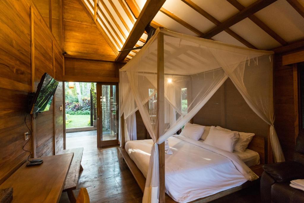 Вилла (Wooden Two-Bedroom Villa and Garden View), De Ubud Villas & Spa
