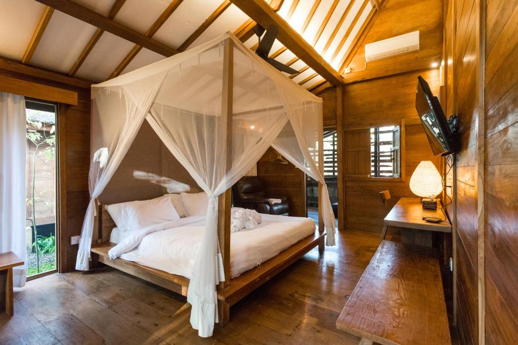 Вилла (Wooden Two-Bedroom Villa and Garden View), De Ubud Villas & Spa