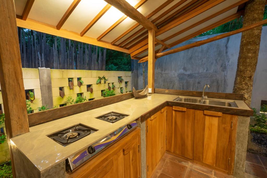 Вилла (Wooden Two-Bedroom Villa and Garden View), De Ubud Villas & Spa