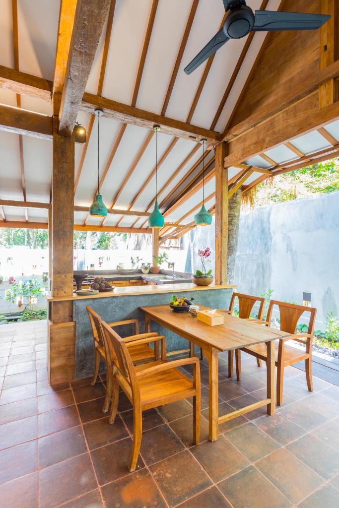 Вилла (Wooden Two-Bedroom Villa and Garden View), De Ubud Villas & Spa
