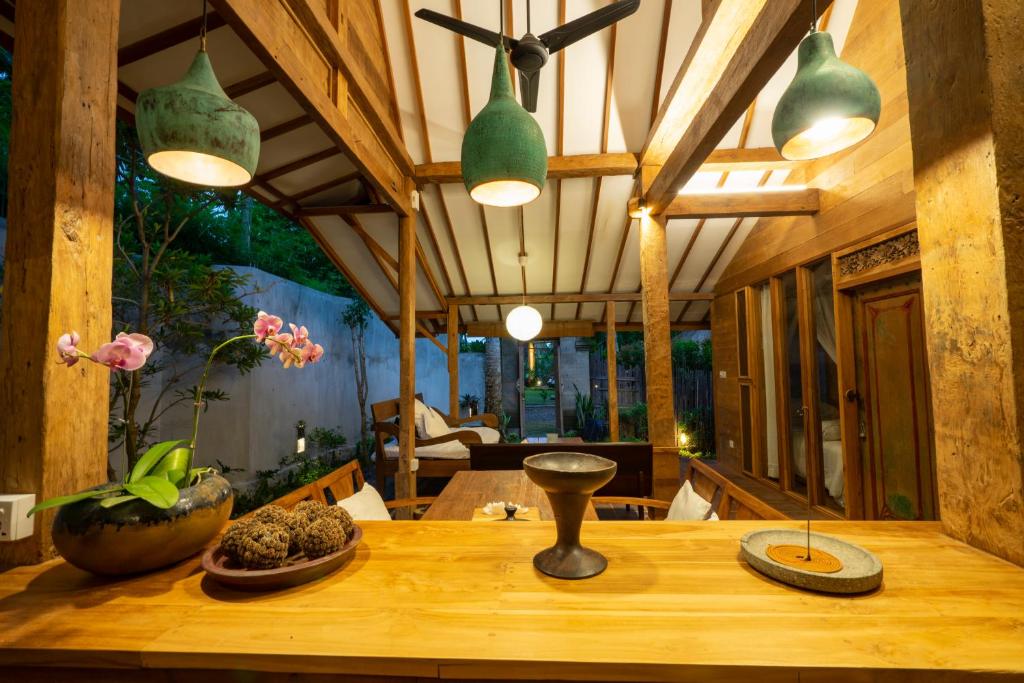 Вилла (Wooden Two-Bedroom Villa and Garden View), De Ubud Villas & Spa
