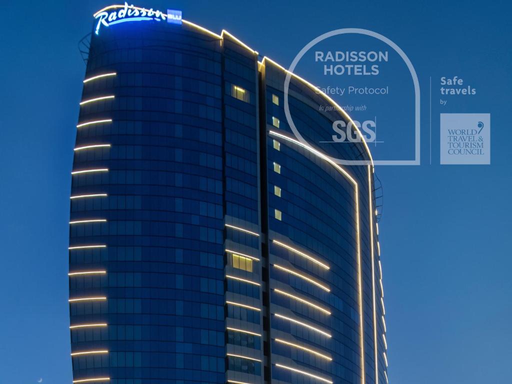 Отель Radisson Blu Hotel, Dubai Canal View, Дубай