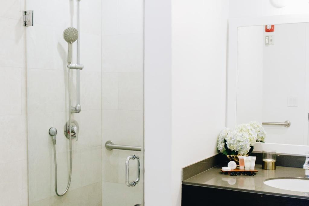 Двухместный (Номер Делюкс с 2 кроватями размера «queen-size», вид на город), Casa Boutique Hotel