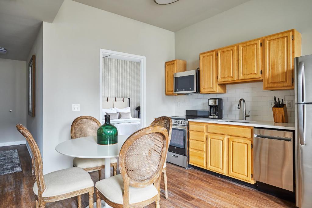 Сьюит (Суперлюкс с кроватью размера «queen-size»), Sonder l Liberty Place