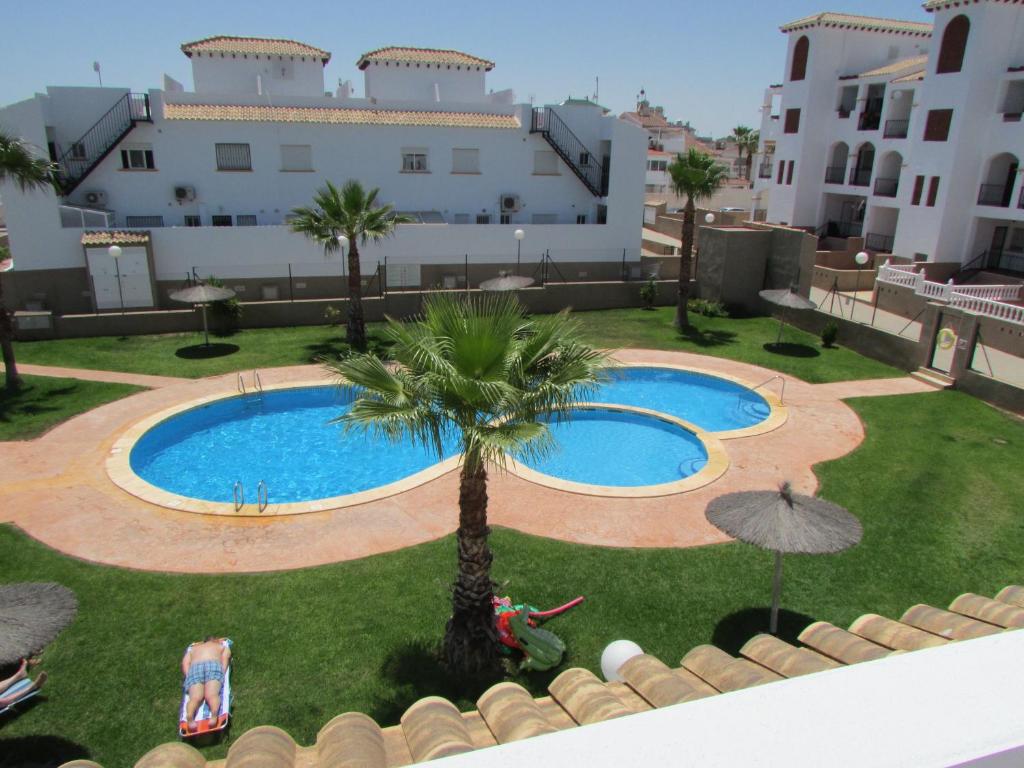 Lovely 2-Bed House in Punta Prima Orihuela Costa, Мурсия