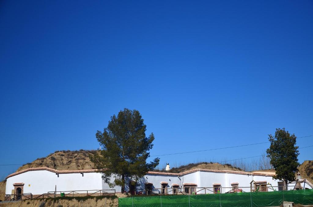 House with 4 bedrooms in Guadix with wonderful mountain view enclosed garden and WiFi 60 km from the slopes, Гранада