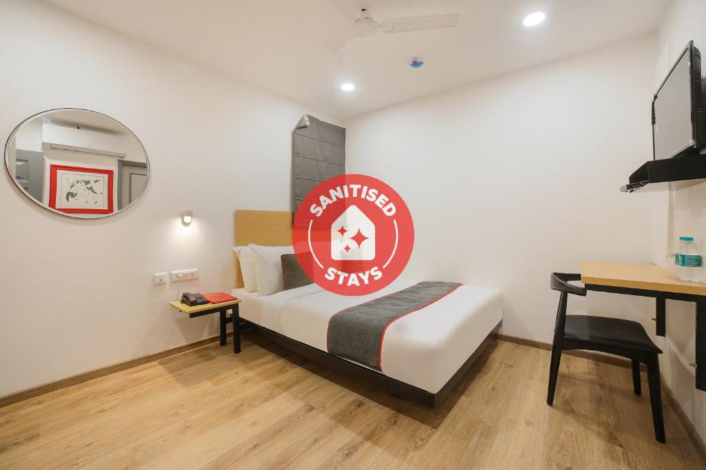 Vaccinated Staff- OYO Townhouse 276 Hotel Sunrise, Нью-Дели