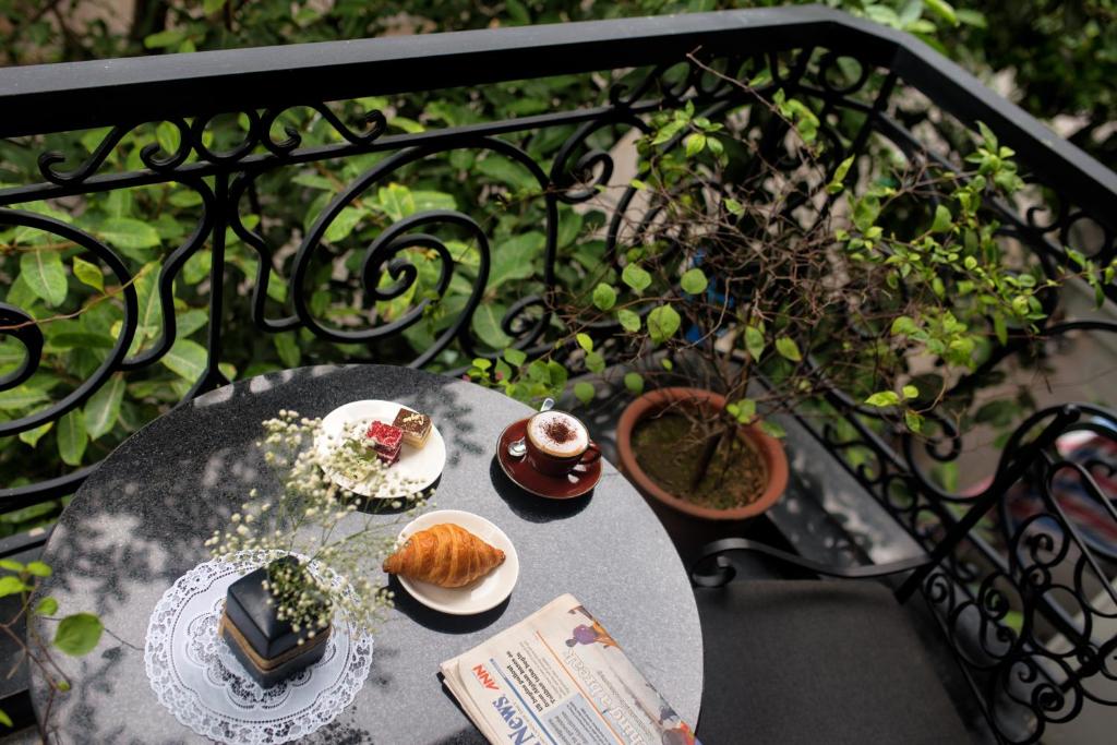 Сьюит (King Suite with Balcony - Free 1 Cocktail), Aira Boutique Hanoi Hotel & Spa