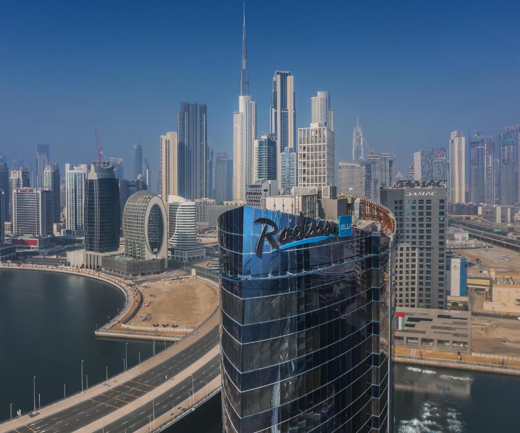 Отель Radisson Blu Hotel, Dubai Canal View, Дубай