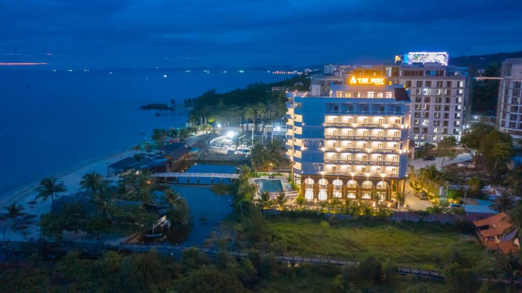 The May Beach Hotel, Дуонг-Донг