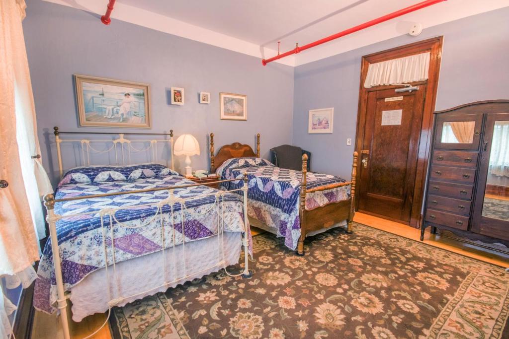 Семейный (Улучшенный семейный номер), The Edgewater Hotel