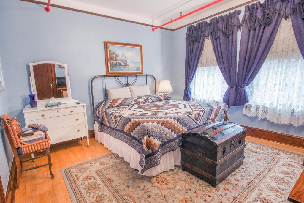 Семейный (Улучшенный семейный номер), The Edgewater Hotel