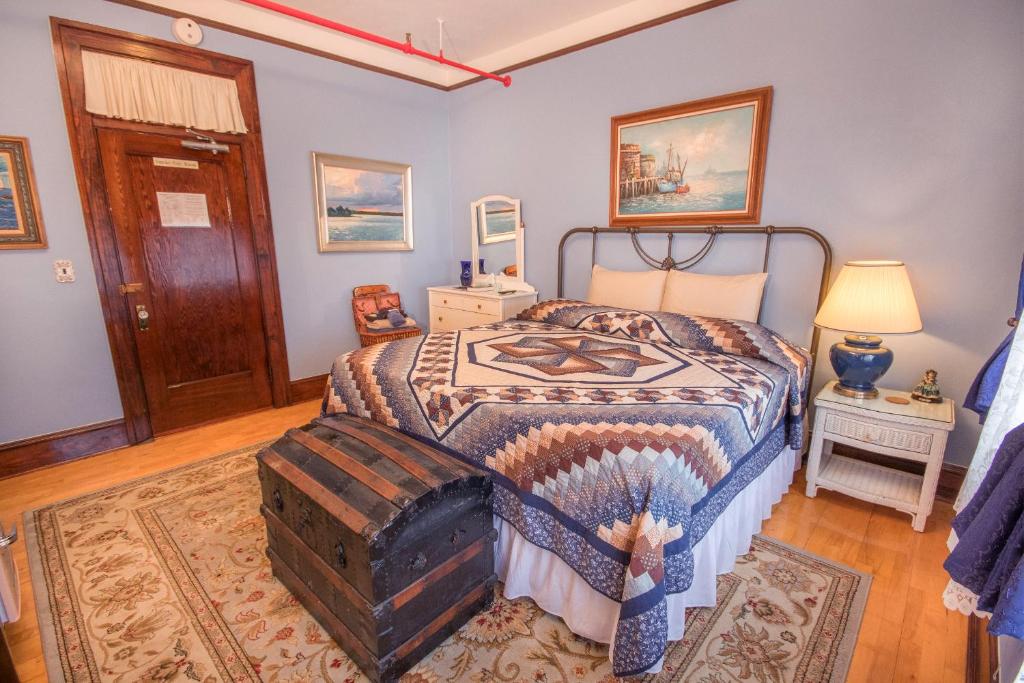 Семейный (Улучшенный семейный номер), The Edgewater Hotel