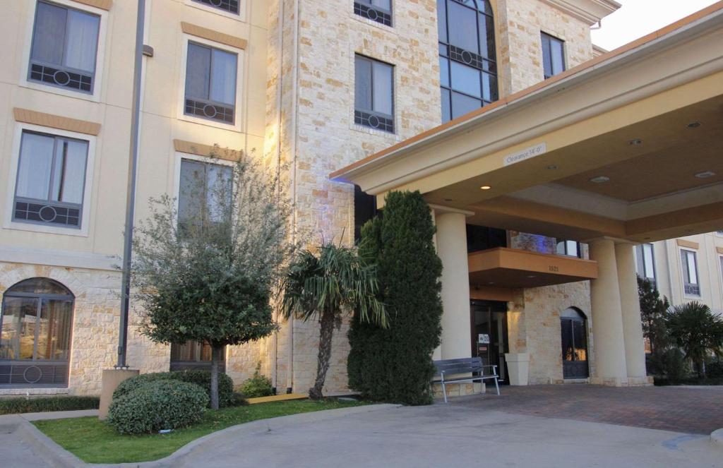 Comfort Inn & Suites Dallas Medical-Market Center, Даллас