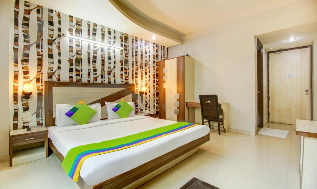 Двухместный ([Sanitized] Deluxe Double Room), Treebo Rockwell Plaza