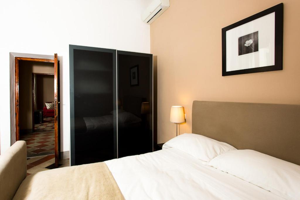 Апартаменты (Апартаменты с 4 спальнями: Via Ghibellina, 69), Apartments Florence- Duomo