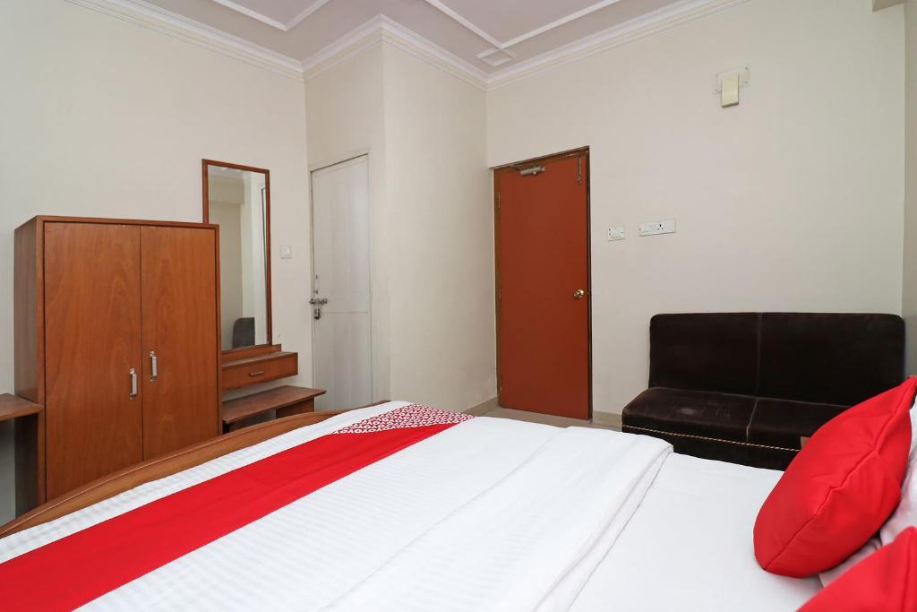 Трехместный (Классический трехместный номер), OYO 29941 Hotel Hukum Palace