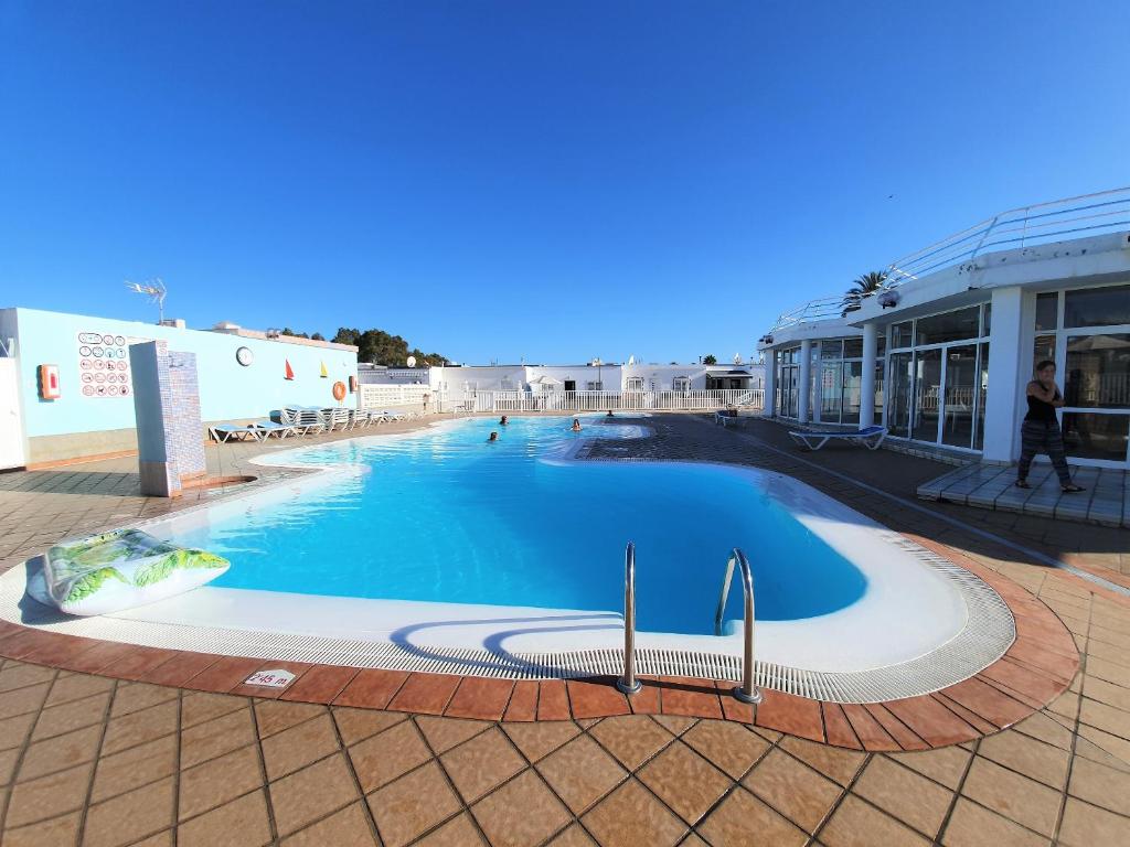 House with 2 bedrooms in Maspalomas with shared pool furnished terrace and WiFi 1 km from the beach, Маспаломас