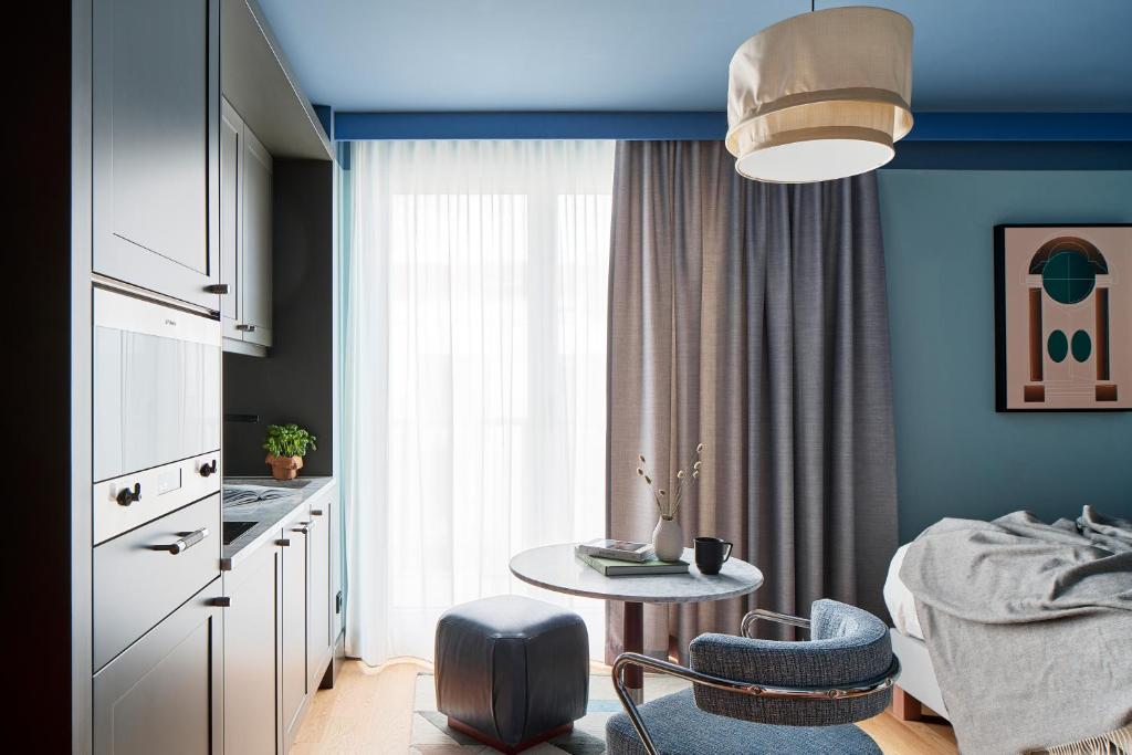 Студио (Номер-студио), Schwan Locke